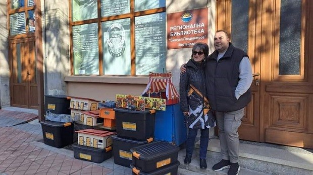 Драгомир Драганов с уникално дарение за библиотеката в Кюстендил