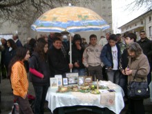 Ученици подредиха Великденски базар