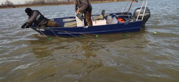 Незаконни уреди за улов на риба иззеха край Свищов