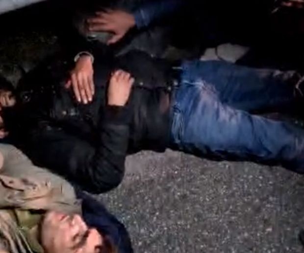 Внимание чувствителни кадри Трима нелегални емигранти берат душа на магистрала Тракия