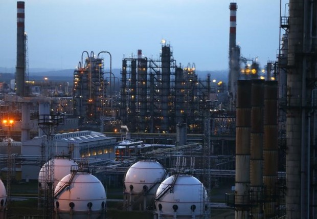 Руският нефт Urals се търгува на половината на международните цени