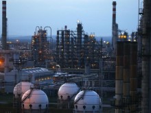 Руският нефт Urals се търгува на половината на международните цени