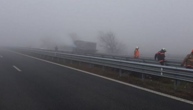 До 100 метра е намалена видимостта в района на Айтос заради мъгла