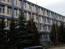 Мъж стреля по сградата на Трето районно в София