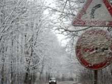 Заснежени са пътищата по проходите "Превала" и "Пампорово" в област Смолян, няма въведени ограничения