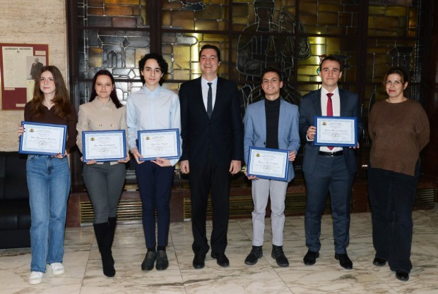 Министър Зарков награди победителите в конкурса за есе на тема "2022: Правата на човека – онлайн и офлайн"