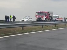 Пловдивска кола изхвърча от АМ "Тракия", оградата я няма, двама са в болница