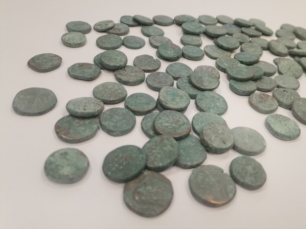 TD 2 940 антични бронзови монети задържани от митнически служители на