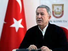 Хулуси Акар: Турция продължава усилията за примирие между Москва и Киев
