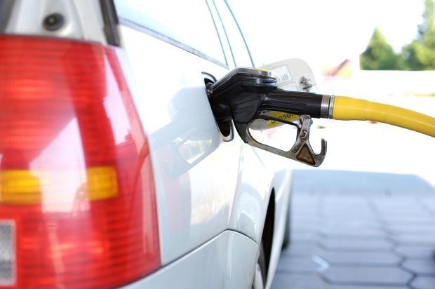 Цените на бензина и дизела продължават да падат, но метанът поскъпва