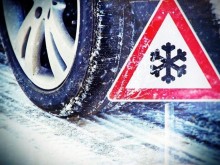 Слаб сняг вали на прохода "Рожен", ограничено е движението на товарни автомобили над 12 тона през прохода "Превала"