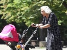 Баби и дядовци ще могат да излизат в майчинство, ето какви са стъпките