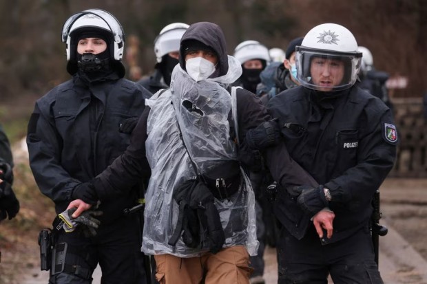Германската полиция разпръсна протестиращи срещу въглищна мина