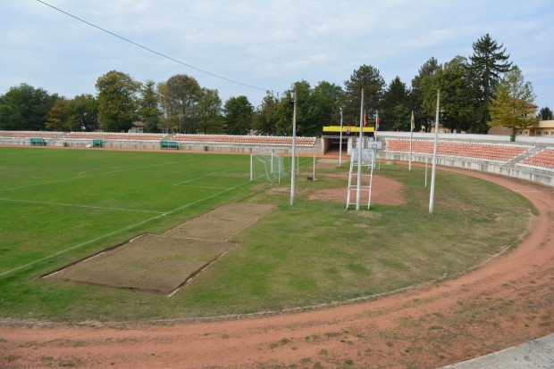 Ремонтират спортната площадка в стадиона в Павликени