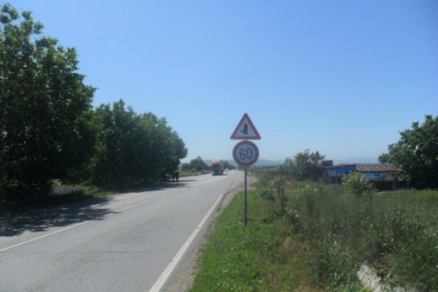 Движението се осъществява в една лента по път II-73 Шумен-Карнобат, при язовир Дибич