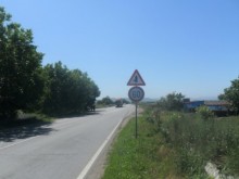 Движението се осъществява в една лента по път II-73 Шумен-Карнобат, при язовир Дибич