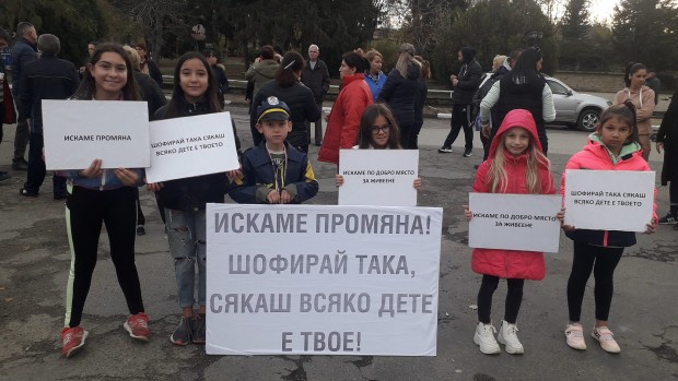 Жителите на Бузовград отново се събират на протест срещу пускането под гаранция на убиеца на 14-годишния Иван Седмаков