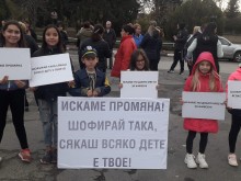 Жителите на Бузовград отново се събират на протест срещу пускането под гаранция на убиеца на 14-годишния Иван Седмаков