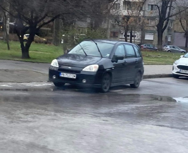 Пловдивчанин: Този е пълен тъпунгер да паркира така
