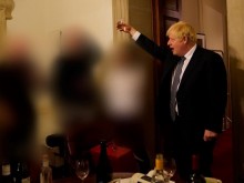 "Секс и кокаин" на партитата при Борис Джонсън по време на локдауна