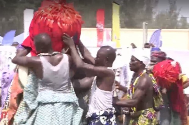 Започна Националният вуду празник в Бенин. Изпълнители, облечени като пазители