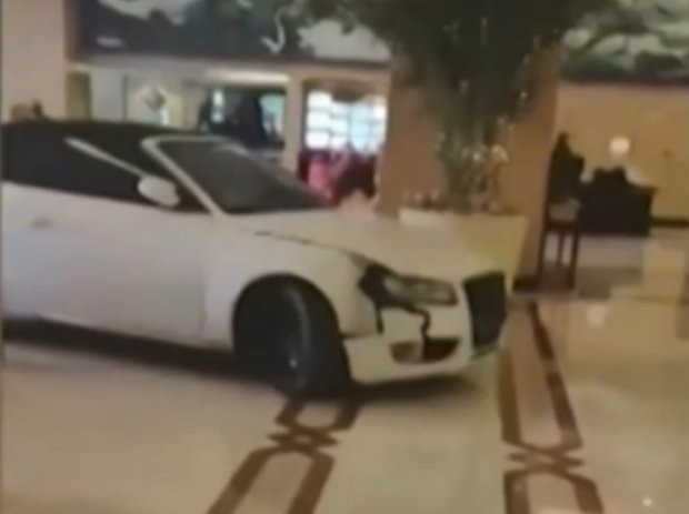 Ядосан клиент вкара автомобила си във фоайето на луксозен хотел