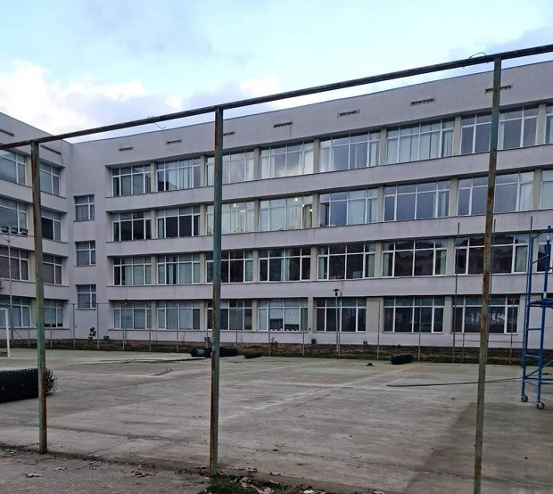 Ремонтират спортната площадка в двора на ОУ "Васил Левски" В Златоград