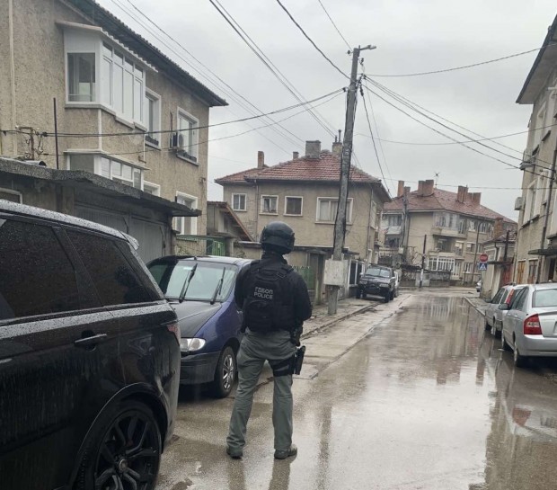 Четирима души са задържани при специализирана акция в Севлиево