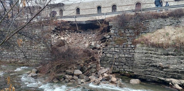 Пропадна пътят в района на Троянския манастир