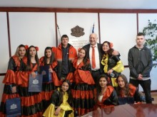 Ученици поздравиха министъра на културата по случай ромската Нова Година