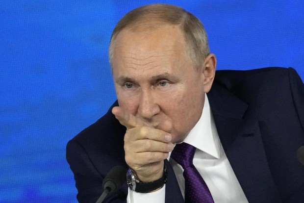Руският президент Владимир Путин на среща с правителството си публично