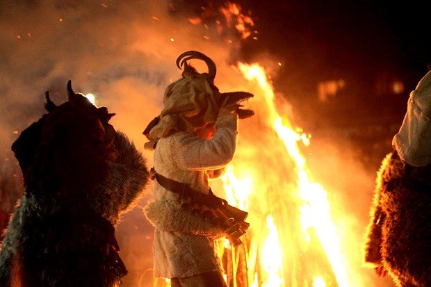 Палят сурвакарски огън в кюстендилското село Пиперков чифлик