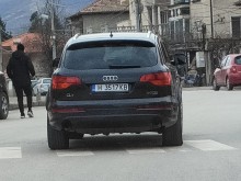МВР Пловдив да се самосезира: Изнервено шофьорче на шуменски джип мутрее на пътя