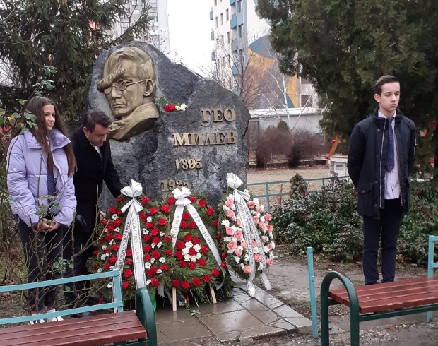 Средно училище Гео Милев днес отбелязва своя патронен празник На