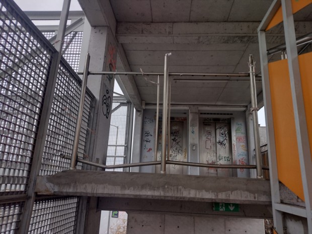 Вандали трошат важно пешеходно съоръжение във Варна като го превръщат