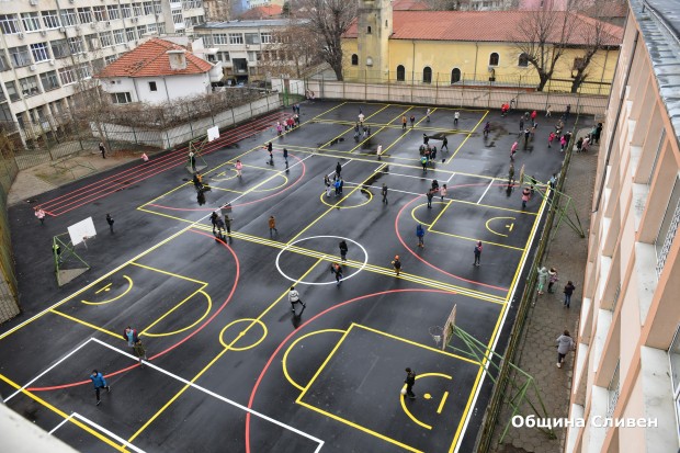 Основно училище "Христо Ботев" е с изцяло ремонтирана спортна площадка