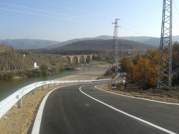 Движението по път път I-5 Хасково - Кърджали, в района на Пчеларово се осъществява двупосочно към Хасково