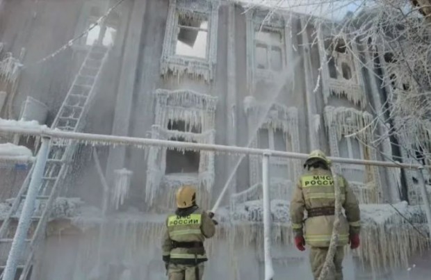 В Русия цяла къща замръзна докато пожарникари се бориха с