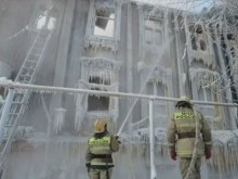 Къща замръзна в Русия, докато пожарникари се борят с пламъците