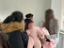 Проговори майката на размененото бебе, пожелала анонимност