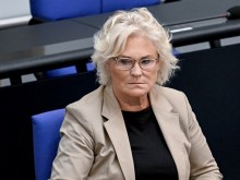 Германският министър на отбраната подава оставка