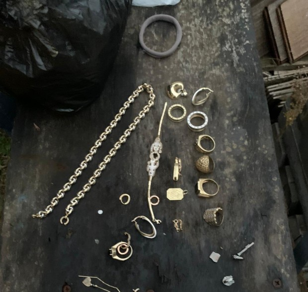 Кражба на 150 000 лева, евро и злато бе разкрита в Бургас