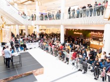 Истински фурор в Plovdiv Plaza Mall - стотици чакат за среща със Слави!