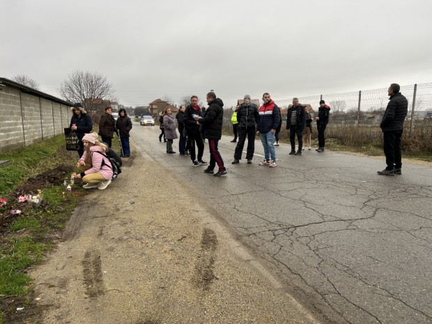 Протестиращи затвориха пътя между казанлъшките села Бузовград и Розово. Те запалиха