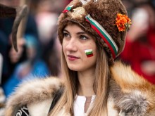 Ето ги красивите българки сурвакари, които гонят духовете според обичая