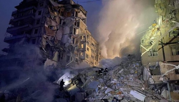 Ракета удари жилищен блок в Днепър, петима са загинали