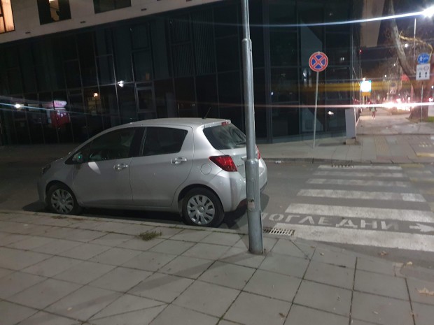 </TD
>Паркирал на пешеходната пътека - поредният намерил място да спре