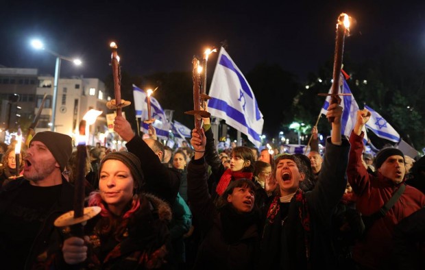 Израелската опозиция организира в събота вечерта масови протести срещу политиката
