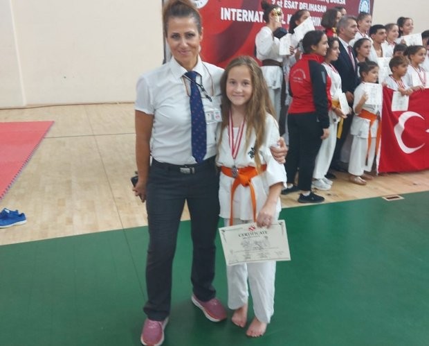 </TD
>10-годишната шампионка по Карате Киокушинкай Анабел Атанасова помогна за задържането