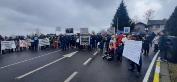 Стотици се включиха в блокадата на главния път Пловдив Кърджали на